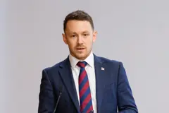 Cub Llewelyn Davies Headshot